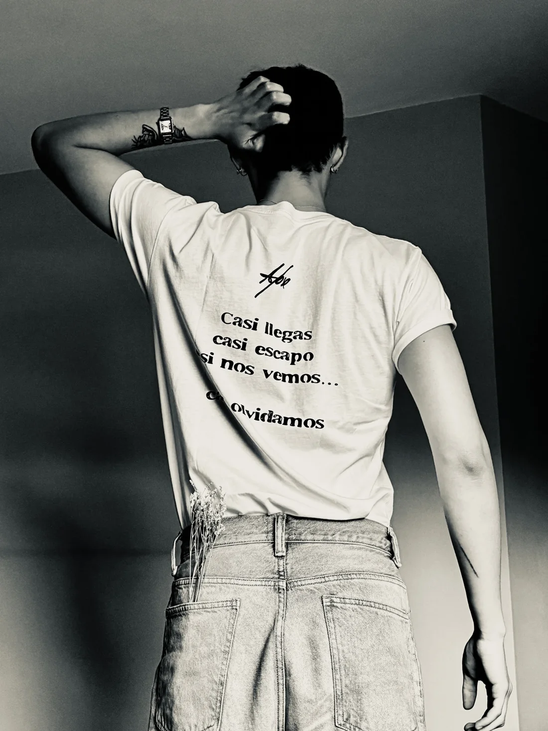 Espalda de la camiseta Casi puesta: casi llegas, casi escapo, casi nos vemos, casi olvidamos