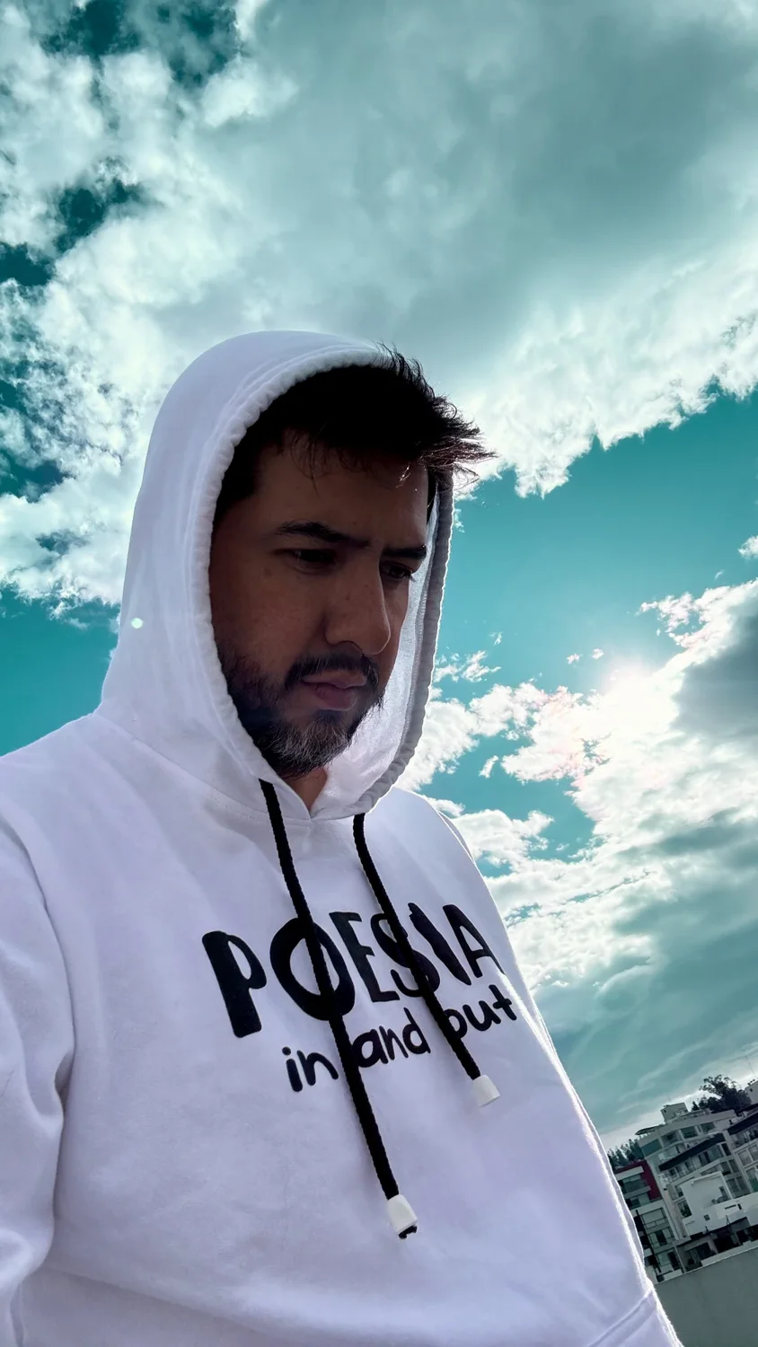 José Luis Garcés Maldonado vistiendo el hoodie blanco Poesía In And Out